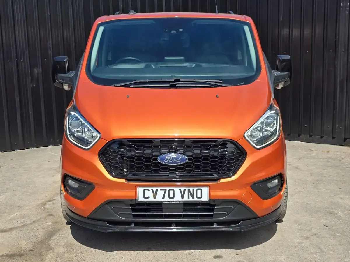 Begagnad Ford Transit Custom Limited 185 HK (136 kW) 2021 Orange Van