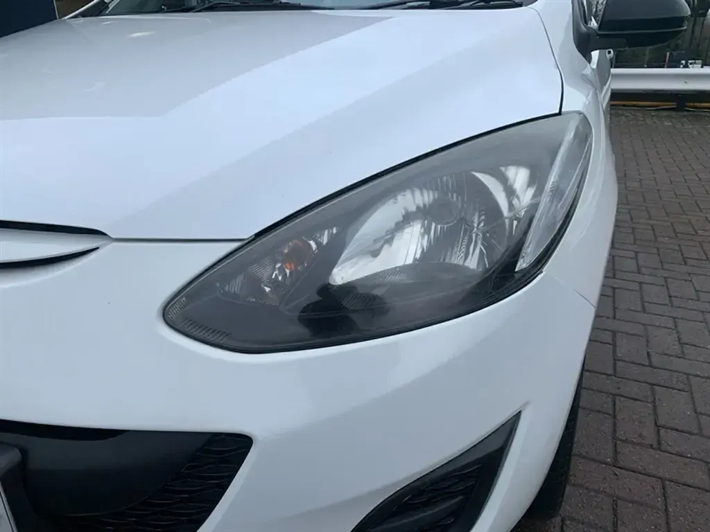Used Mazda 2 75 HP (55 kW) 2012 White Hatchback