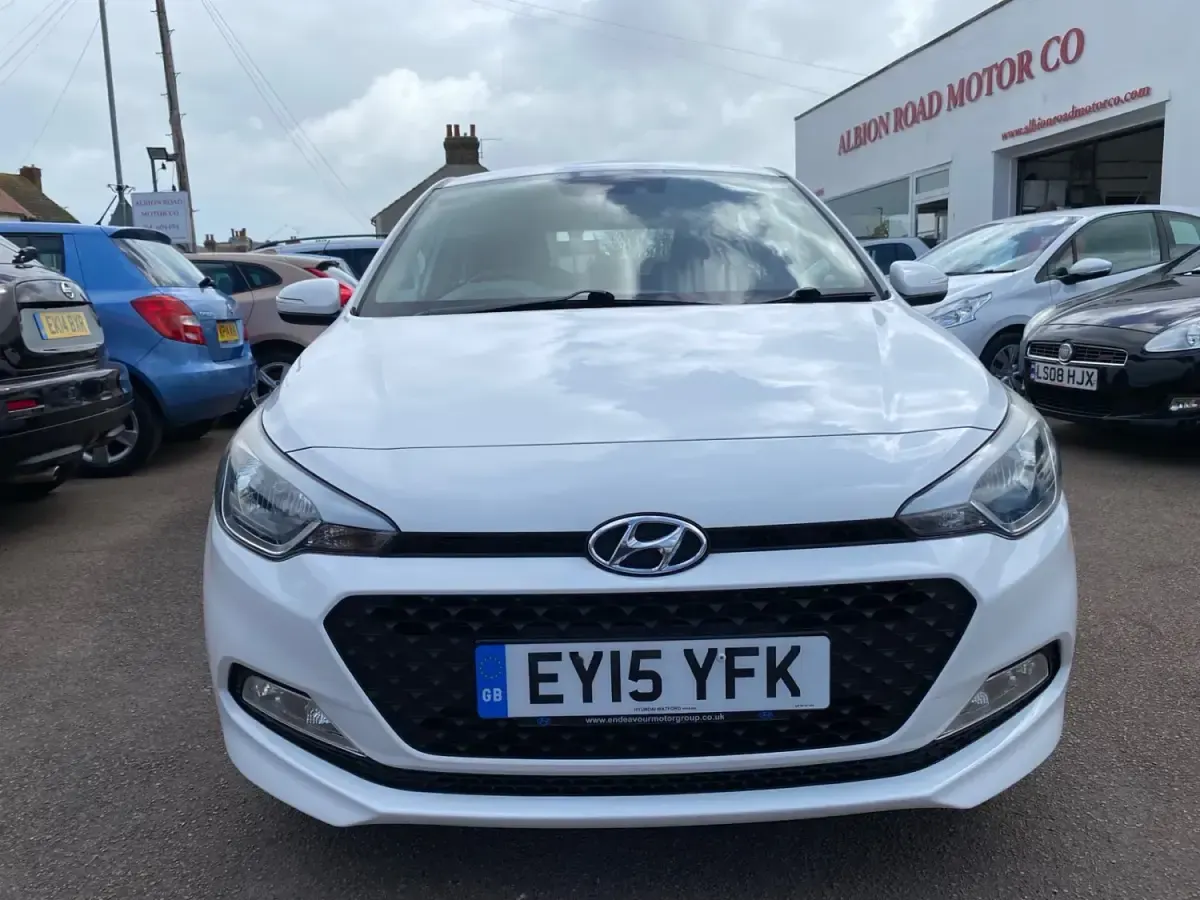 Używany Hyundai i20 SE 100 KM (73 kW) 2015 Biały Hatchback