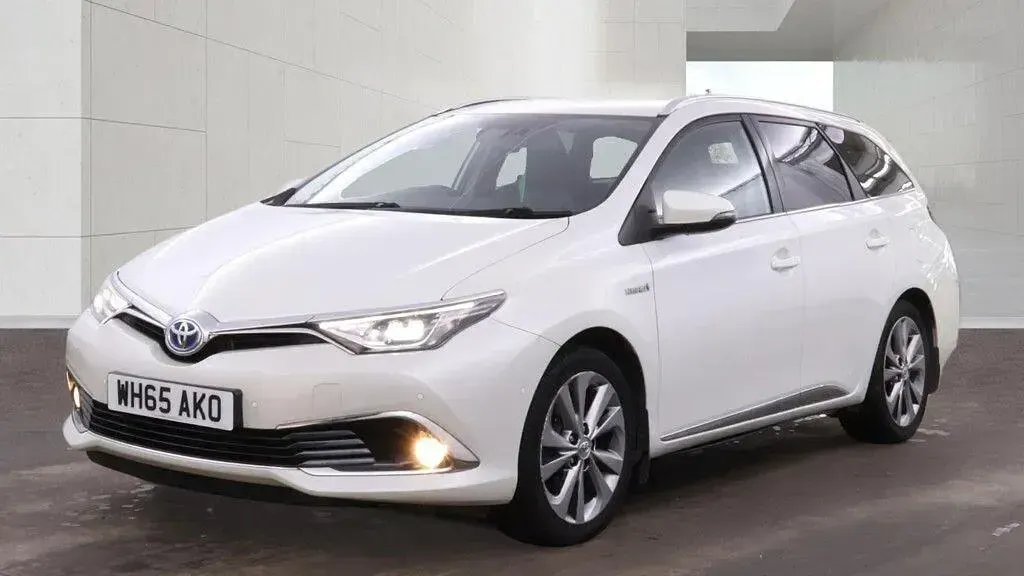 Used Toyota Auris Hybrid 2016 White Estate