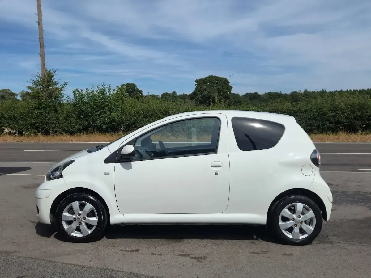 Used Toyota Aygo 67 HP (49 kW) 2011 White Hatchback