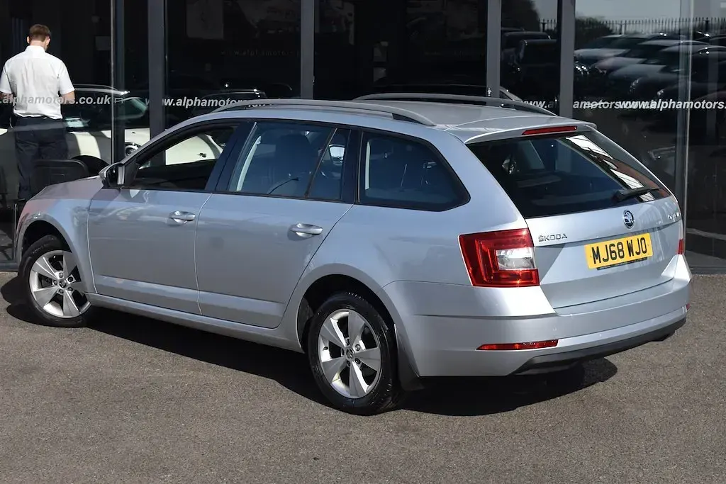 Usado Skoda Octavia 115 CV (84 kW) 2018 Plateado Familiar