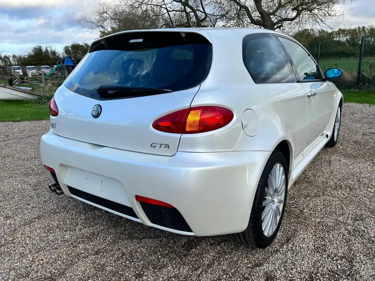 Begagnad Alfa Romeo 147 GTA 250 HK (183 kW) 2005 Pearl Halvkombi