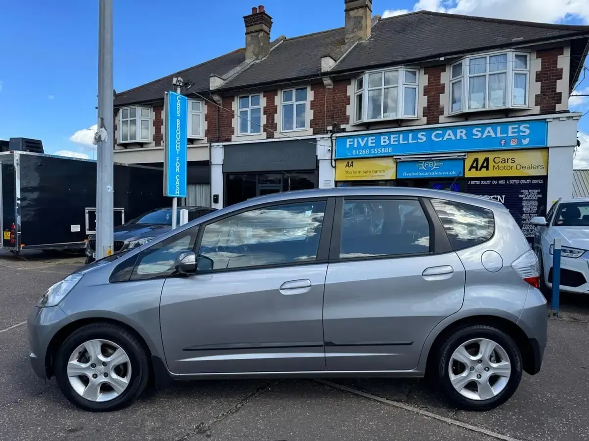 Used Honda Jazz ES 100 HP (73 kW) 2010 Silver Hatchback