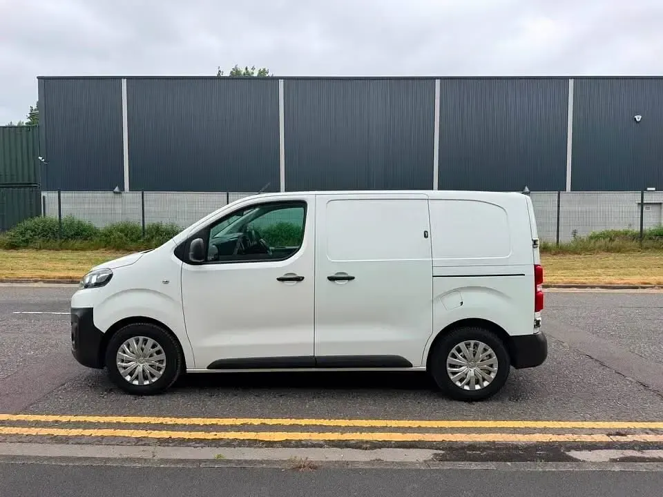 Used Citroën Dispatch 100 HP (73 kW) 2019 White MPV