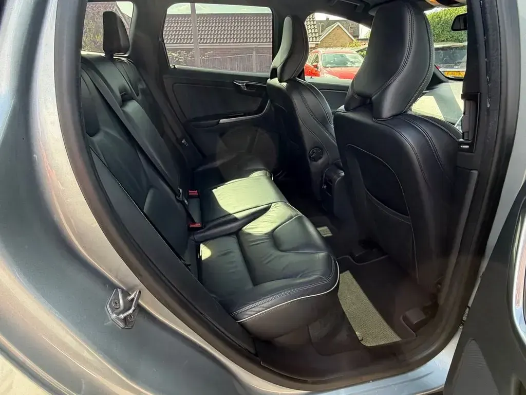 Used Volvo XC60 R-Design 181 HP (133 kW) 2014 Silver SUV