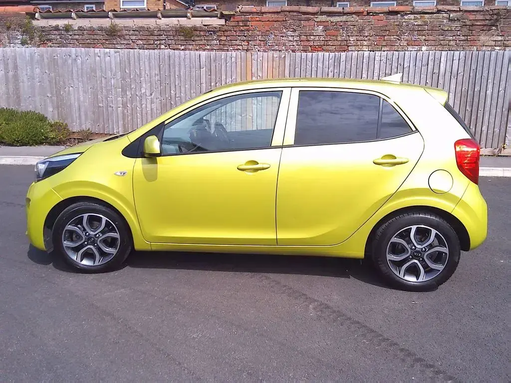 Used Kia Picanto 66 HP (48 kW) 2020 Lime zest Hatchback