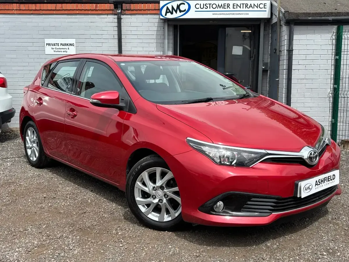 Used Toyota Auris 116 HP (85 kW) 2016 Red Hatchback