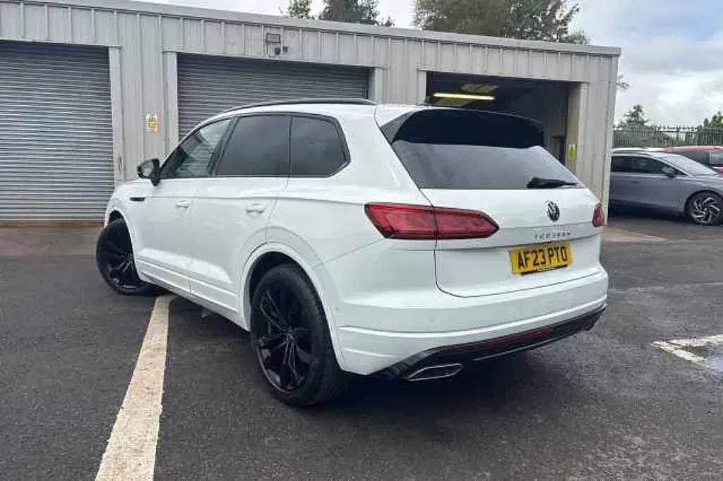 Käytetty VW Touareg 286 HP (210 kW) 2023 Katumaasturi