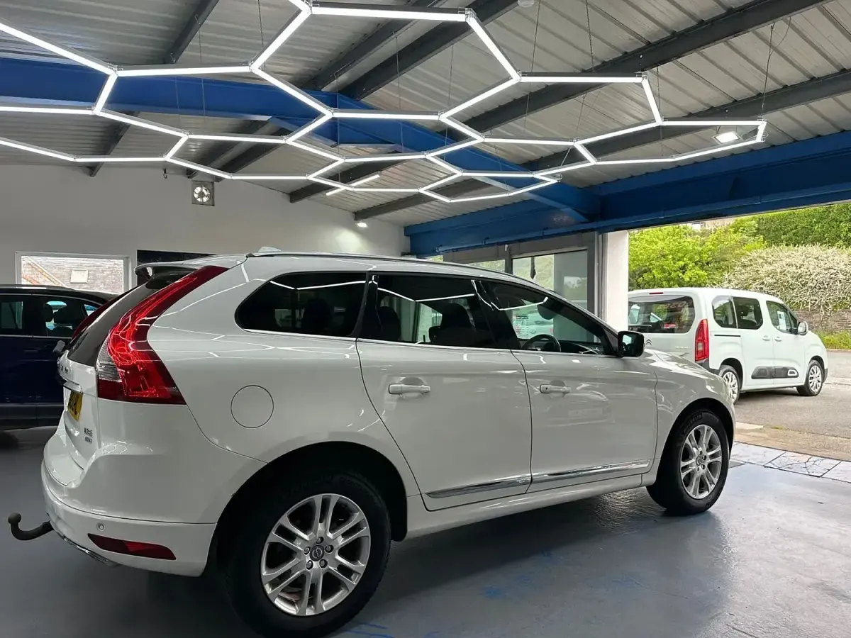 Used Volvo XC60 SE Lux 2015 White SUV