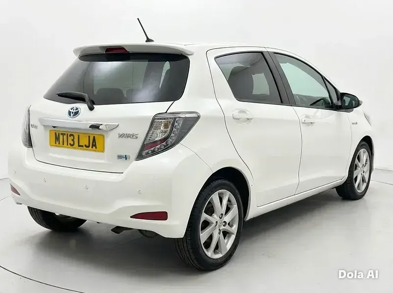 Used Toyota Yaris Hybrid 2013 White Hatchback