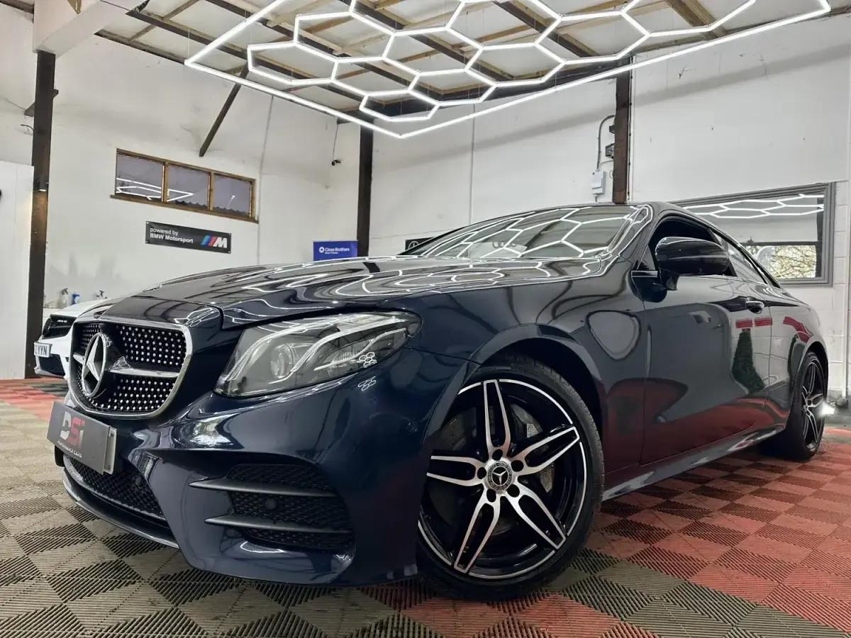 Usado Mercedes E400 AMG Line Premium Plus 2017 Azul Coupé