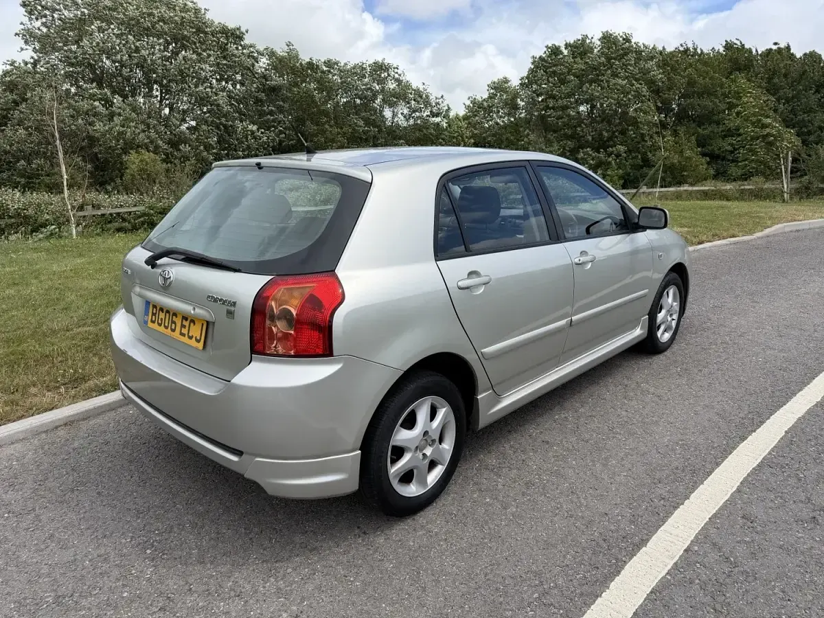Used Toyota Corolla 97 HP (71 kW) 2006 Silver Hatchback