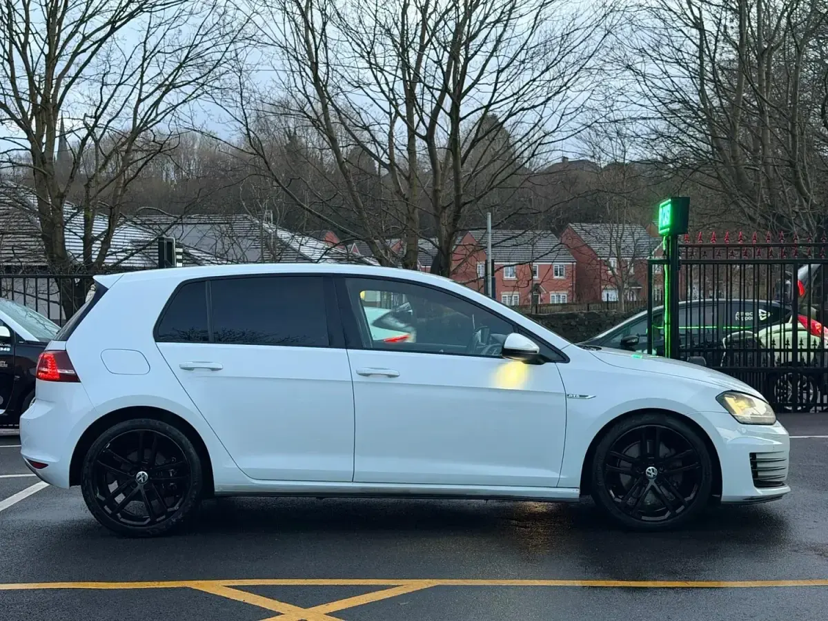 Begagnad VW Golf VII GTD 2015 Vit Halvkombi