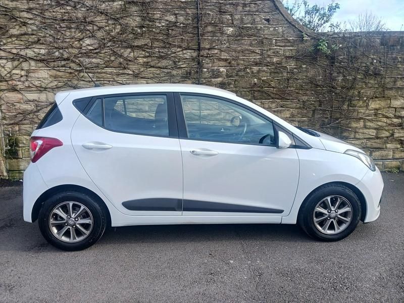 Used Hyundai i10 Premium 87 HP (63 kW) 2014 White Hatchback
