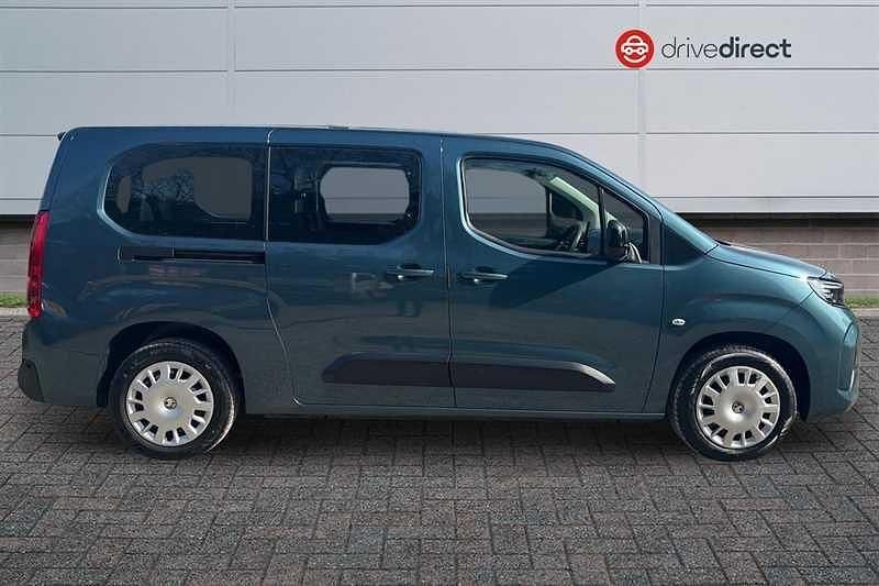 Used Vauxhall Combo Design Edition 100 kW (136 HP) 2024 Blue MPV