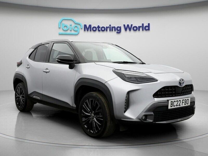 Silver Used 2022 Toyota Yaris Hybrid SUV | £19,200 (Good price) - Image 1/4