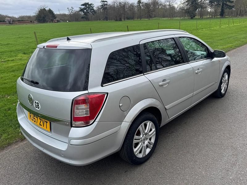 Used Vauxhall Astra Design Edition 138 HP (101 kW) 2007 Silver Estate