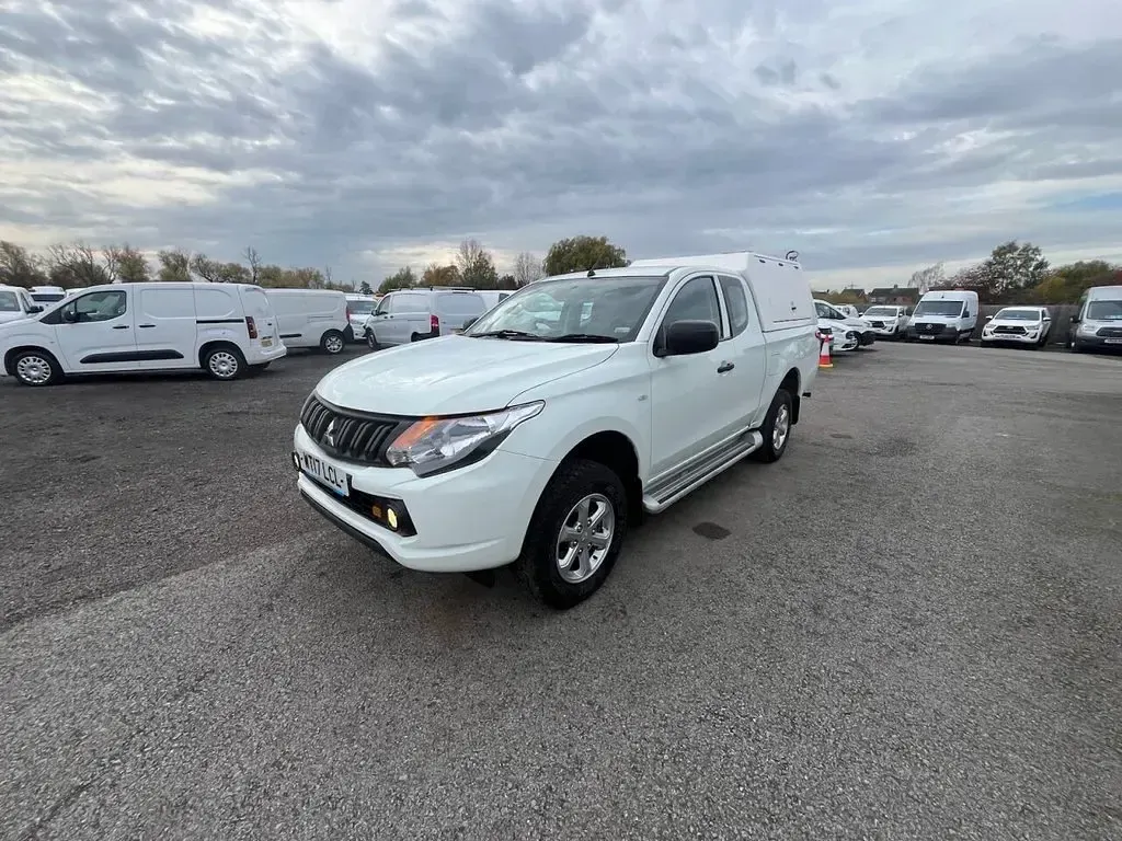 Used Mitsubishi L200 2017 White Pickup