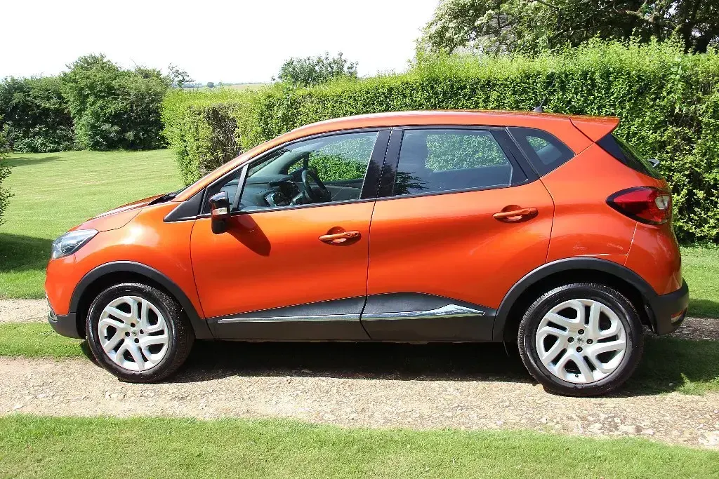 Used Renault Captur Dynamique 120 HP (88 kW) 2016 Orange SUV