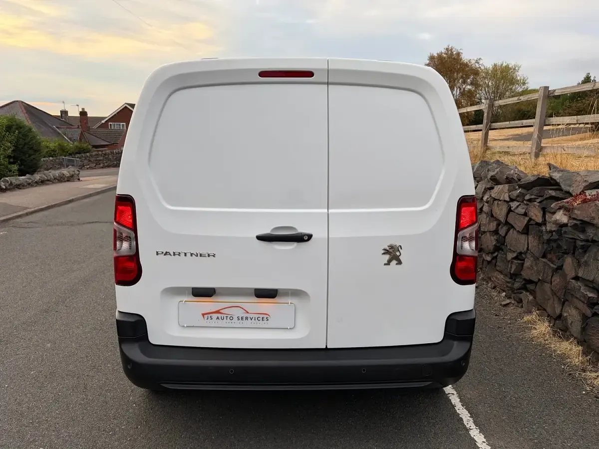 Used Peugeot Partner 131 HP (96 kW) 2021 White MPV
