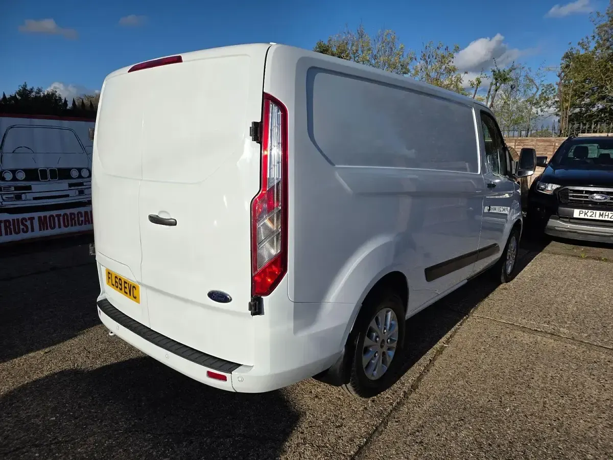Used Ford Transit Custom Limited 130 HP (95 kW) 2019 White Van