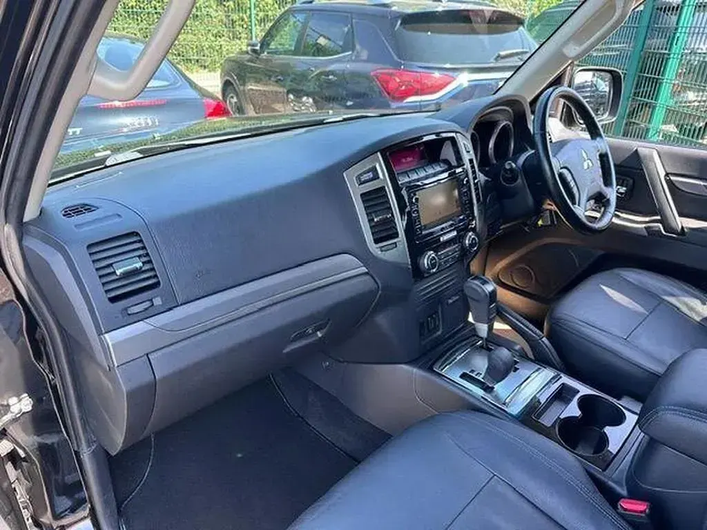 Used Mitsubishi Shogun 187 HP (137 kW) 2017 Black SUV