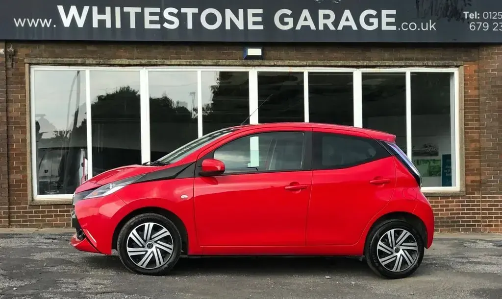 Used Toyota Aygo X-play 68 HP (50 kW) 2018 Red Hatchback
