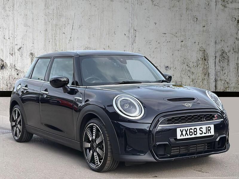 Begagnad Mini Cooper S Exclusive 192 HK (141 kW) 2023 Svart Halvkombi