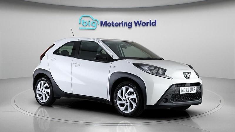 Used Toyota Aygo X PURE 72 HP (52 kW) 2022 White SUV