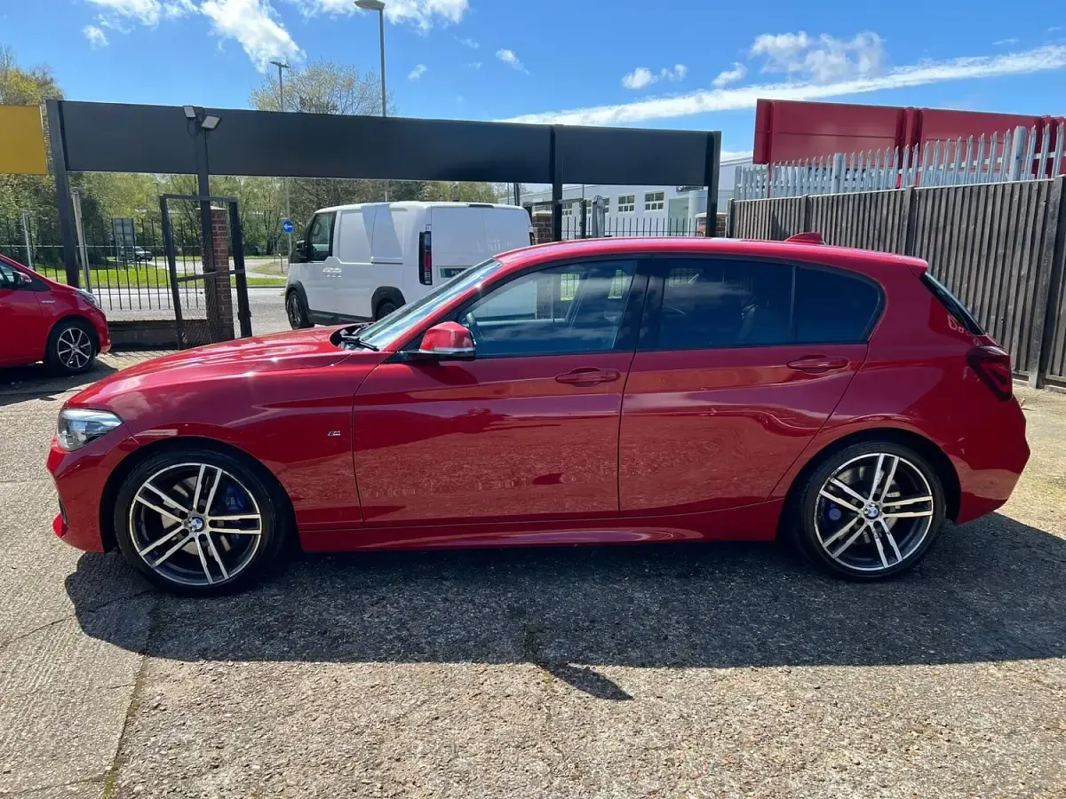 Used BMW 118 Efficient Dynamics 147 HP (108 kW) 2018 Red Hatchback