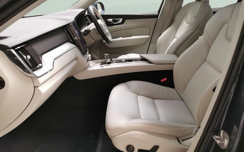 Used Volvo XC60 Momentum 250 HP (183 kW) 2021 SUV