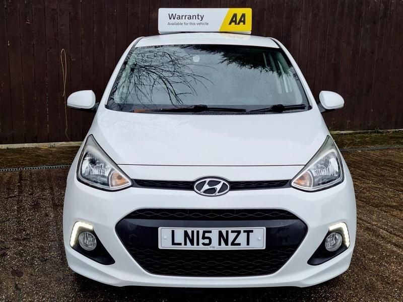 Used Hyundai i10 Premium 66 HP (48 kW) 2015 White Hatchback