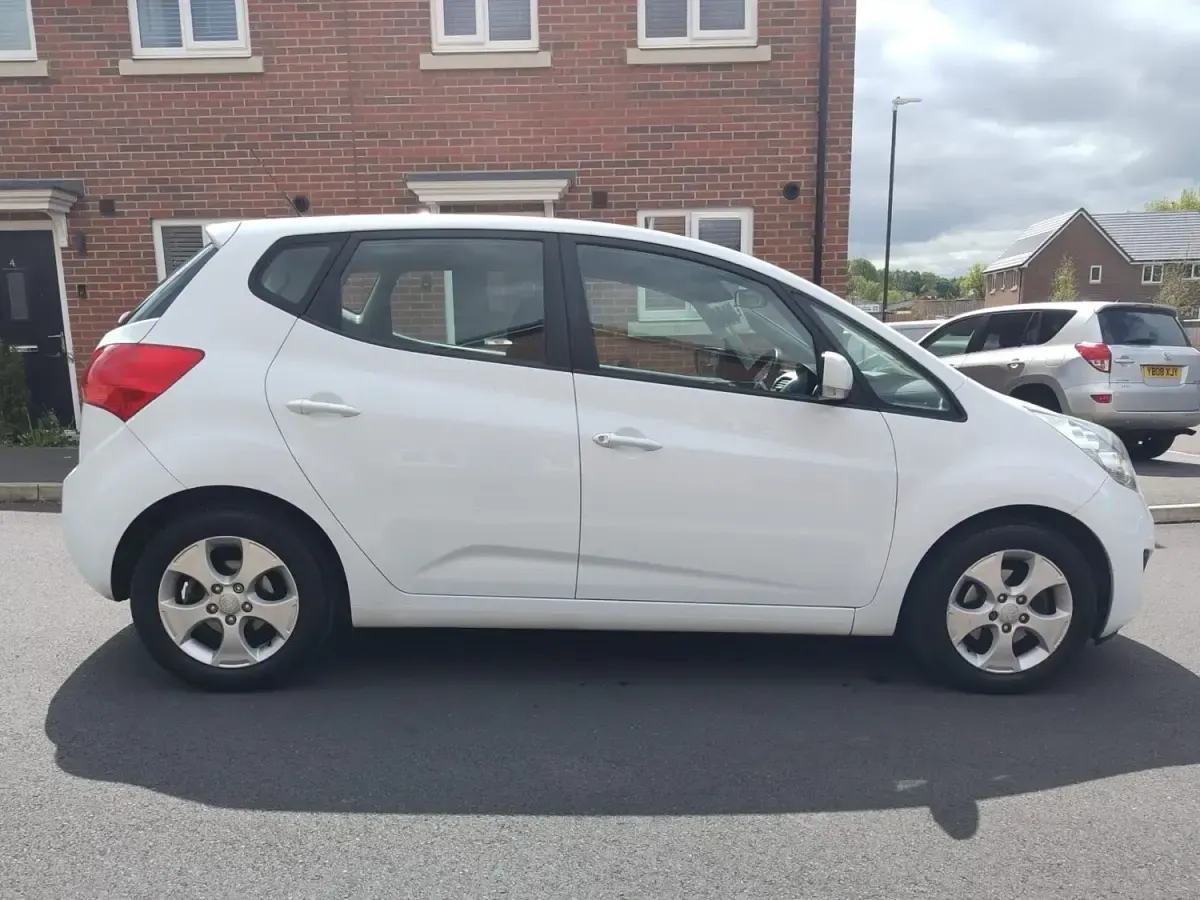 Second-hand Kia Venga 123 CP (90 kW) 2013 Alb Hatchback