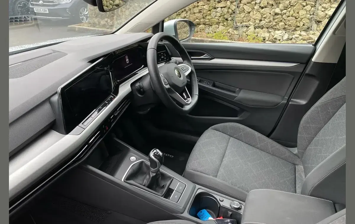Usado VW Golf VIII Life 128 CV (94 kW) 2021 Plateado Utilitario