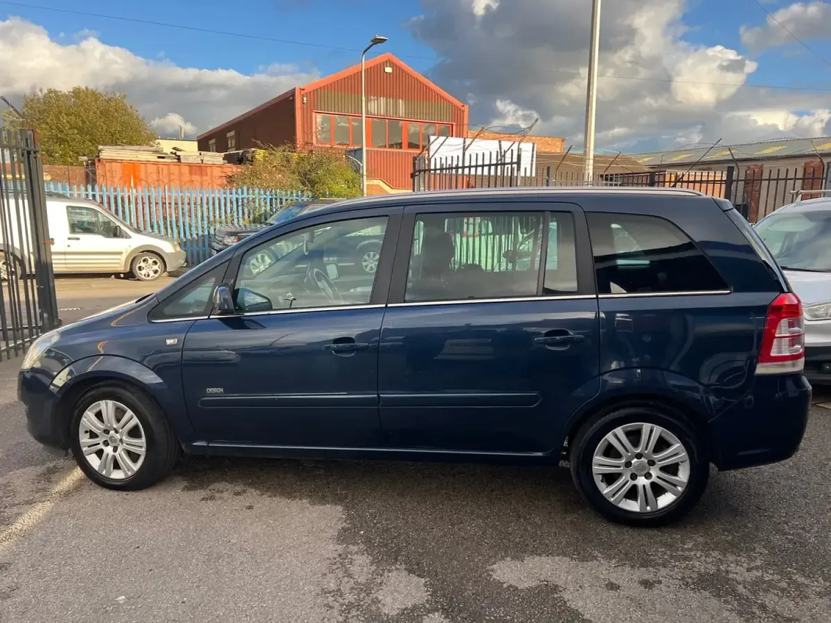 Używany Vauxhall Zafira Design Edition 2012 Niebieski Minivan