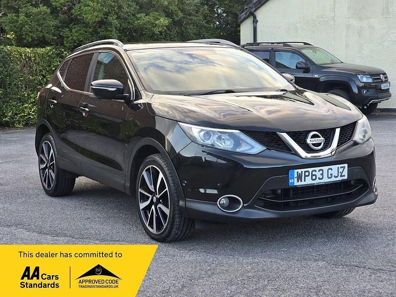 Black Used 2014 Nissan Qashqai Tekna SUV | £4,395 (Fair price) - Image 1/4