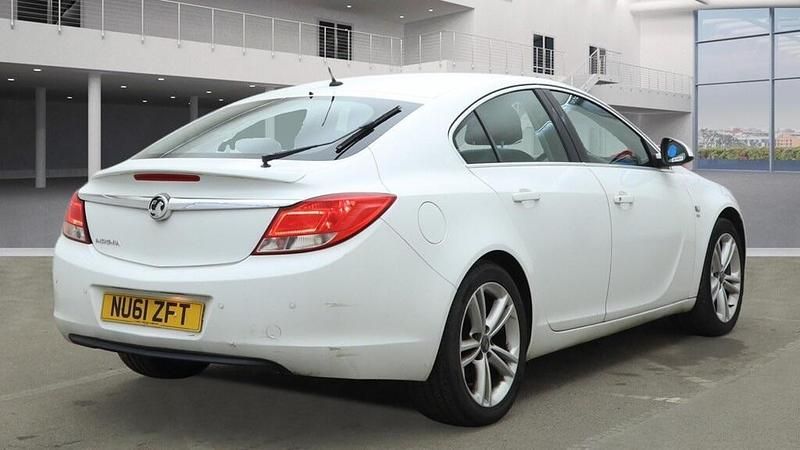 Used Vauxhall Insignia SRi 140 HP (102 kW) 2012 White Hatchback
