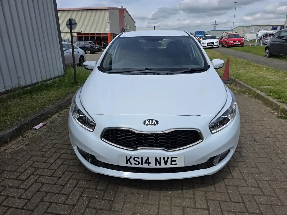 Used Kia Ceed 128 HP (94 kW) 2014 White Hatchback