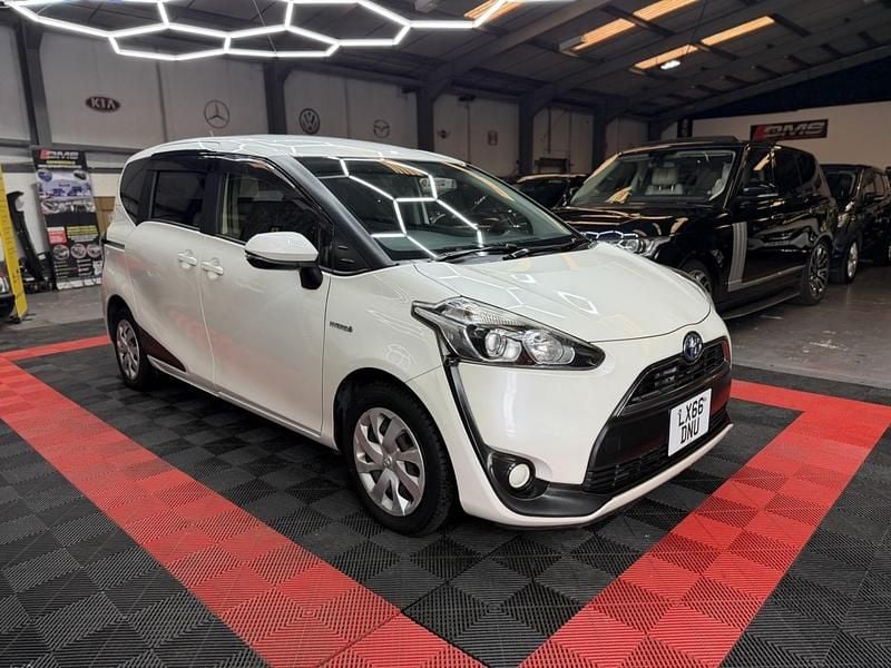Used Toyota Sienta 2022 White MPV