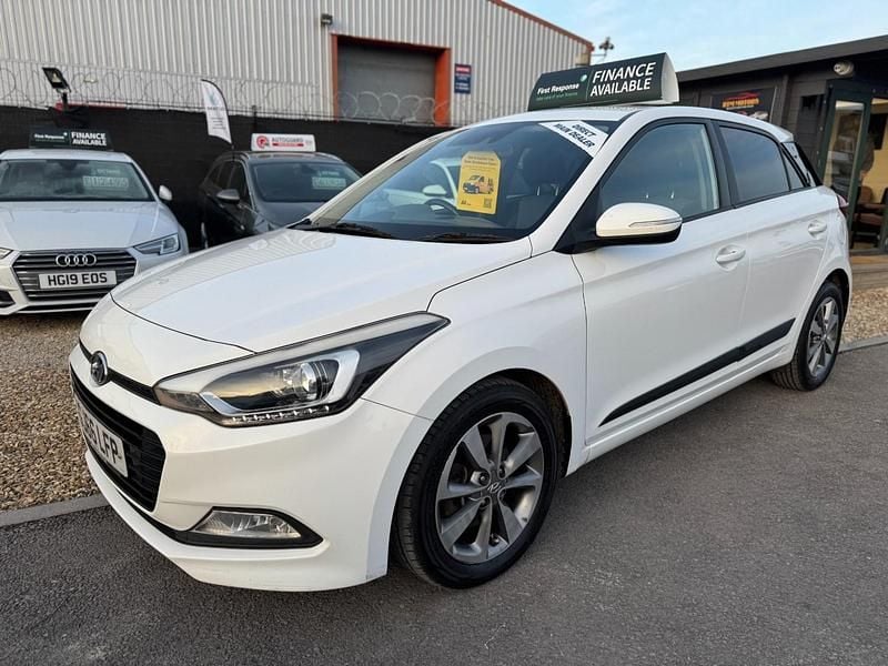 Used Hyundai i20 Premium 100 HP (73 kW) 2016 White Hatchback