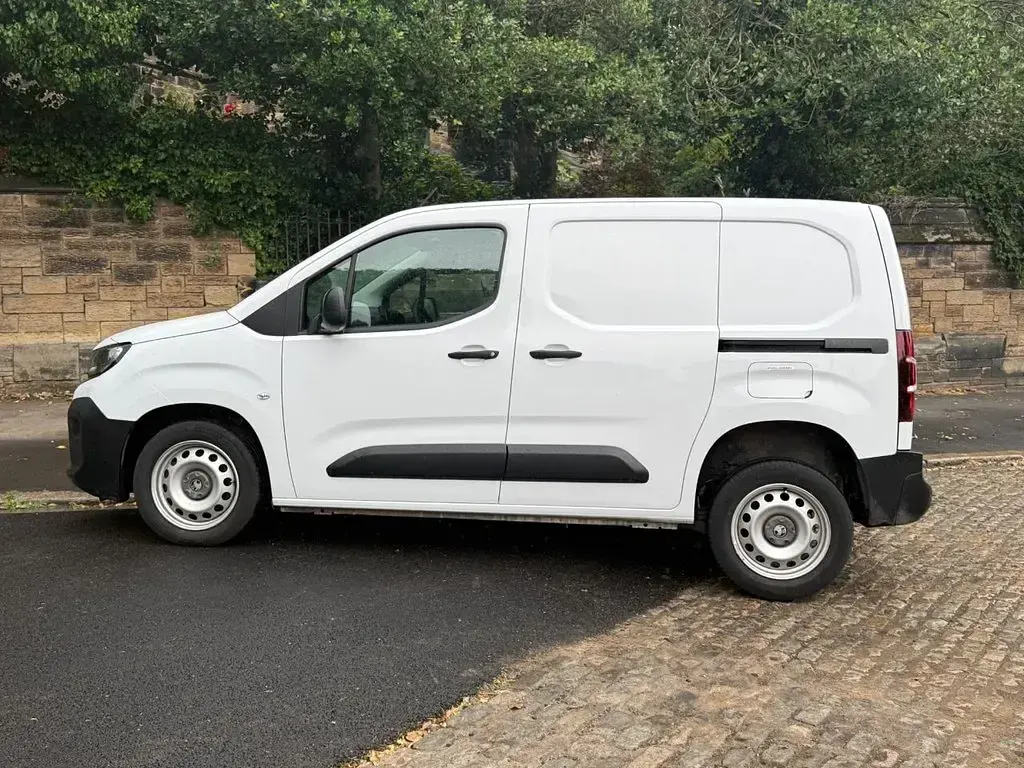 Used Vauxhall Combo S 100 HP (73 kW) 2024 White MPV