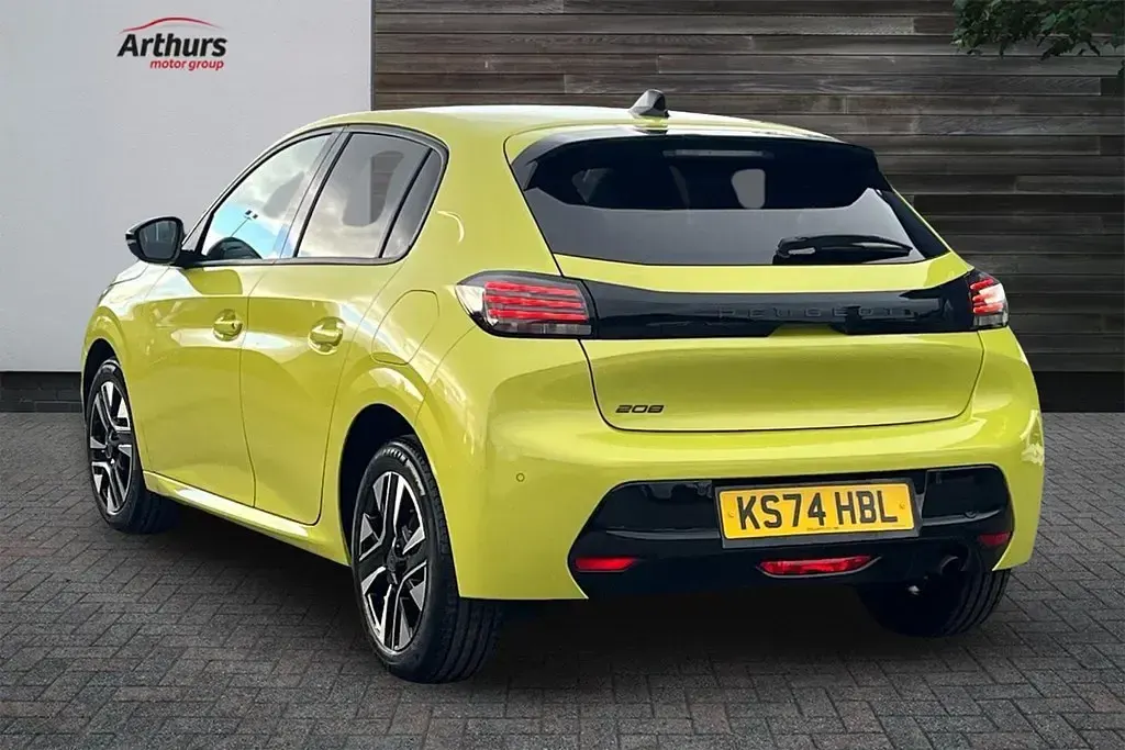 Used Peugeot 208 Allure 100 HP (73 kW) 2024 Yellow Hatchback