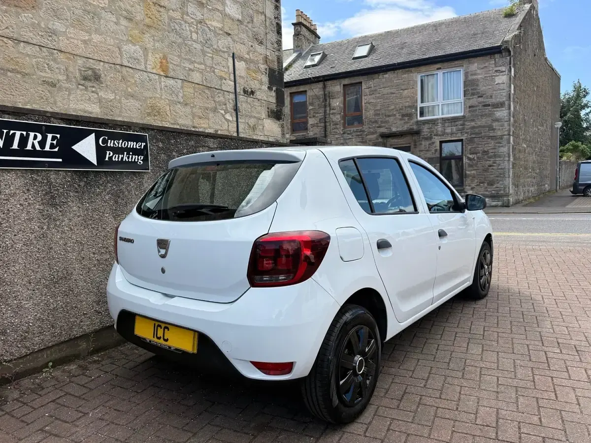 Used Dacia Sandero Acces 71 HP (52 kW) 2017 White Hatchback