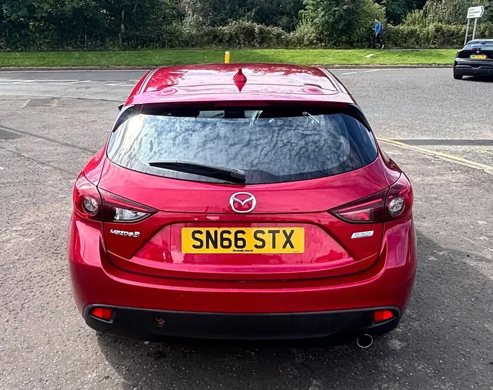 Used Mazda 3 100 HP (73 kW) 2016 Red Hatchback