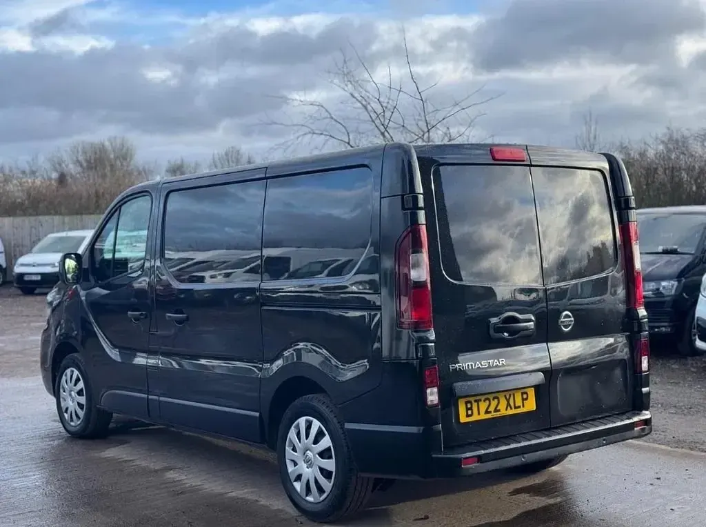 Usado Nissan Primastar Acenta 130 CV (95 kW) 2022 Negro Monovolumen