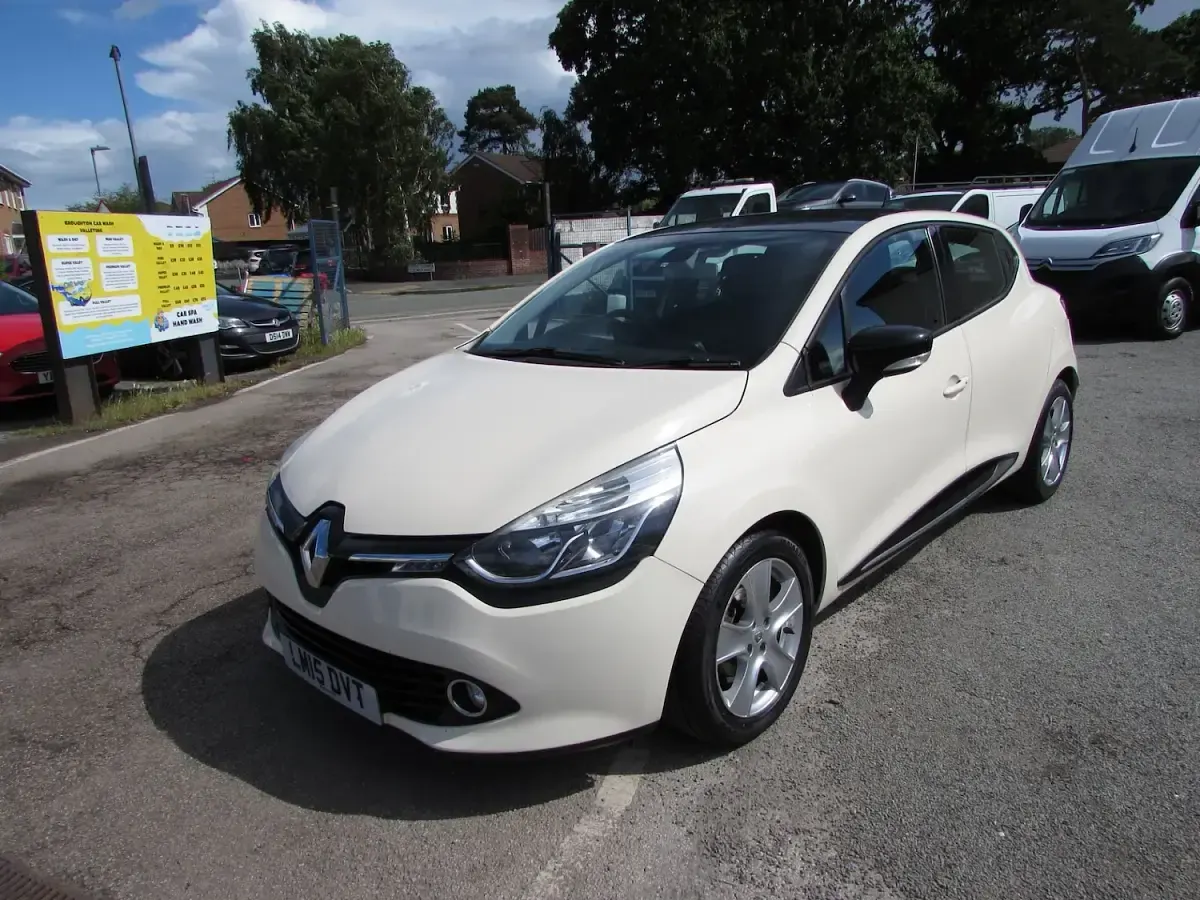 Used Renault Clio Dynamique 90 HP (66 kW) 2015 Cream Hatchback