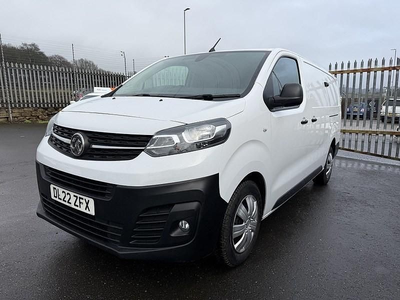 Second-hand Vauxhall Vivaro 100 CP (73 kW) 2022 Alb Monovolum