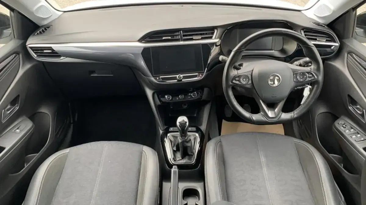 Second-hand Vauxhall Corsa Edition 74 CP (54 kW) 2022 Alb Hatchback
