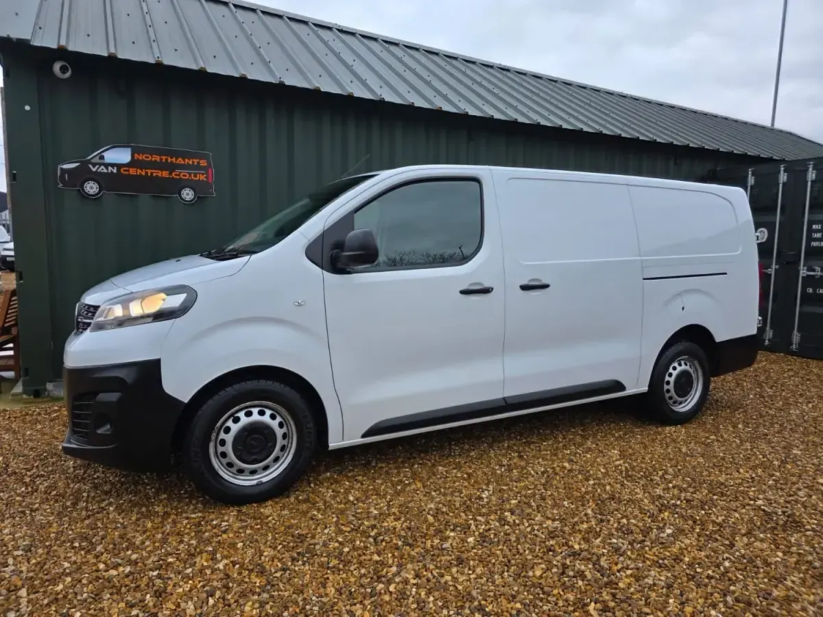 Second-hand Vauxhall Vivaro 100 CP (73 kW) 2022 Alb Monovolum